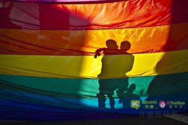 同性相恋不被祝福 如何生一个宝宝给家人一个交代？